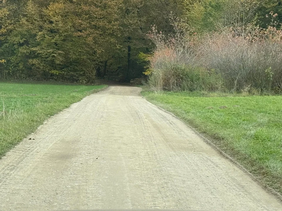 Recykler w akcji. Trwa renowacja dróg tłuczniowych w gminie Wąwolnica