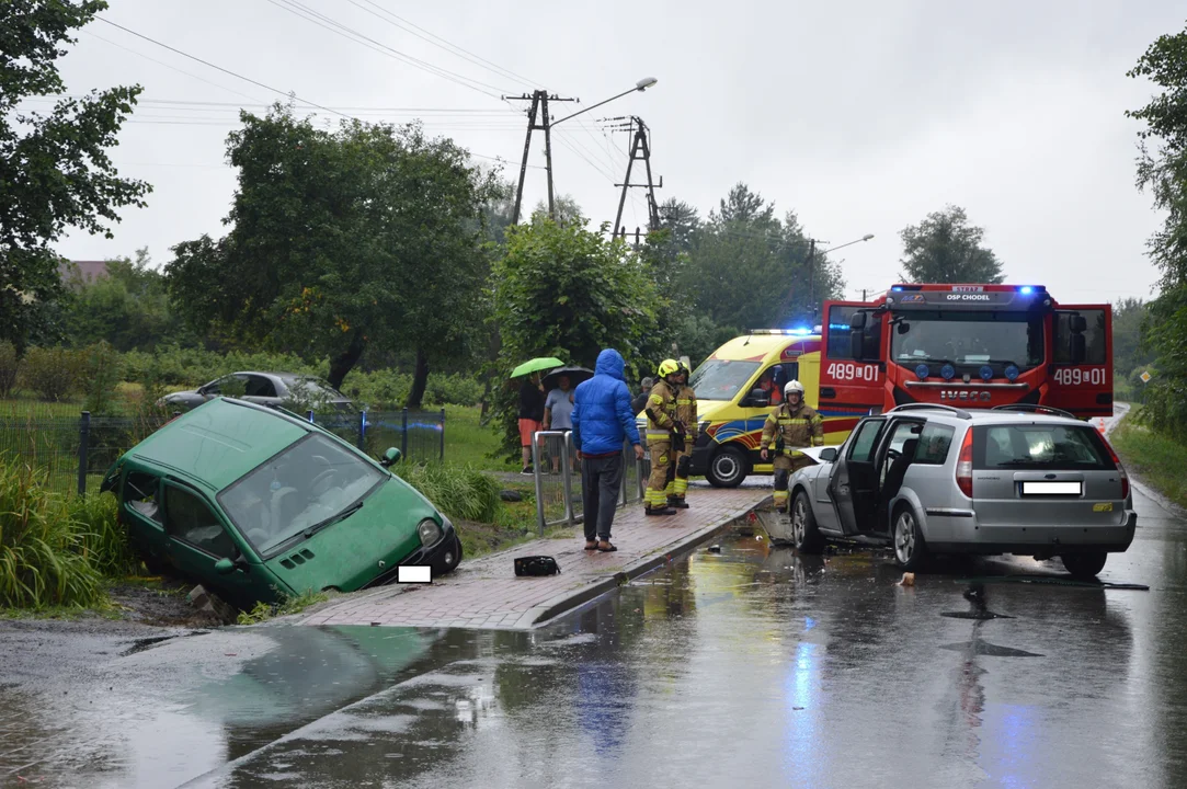 Ratoszyn Pierwszy: Zderzenie dwóch samochodów. Droga powiatowa zablokowana (ZDJĘCIA) - Zdjęcie główne