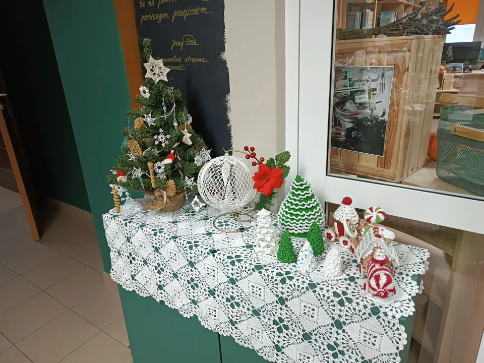 Świąteczny kiermasz w bibliotece w Lubartowie