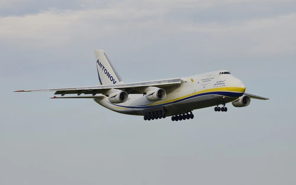 Gigant wylądował na lubelskim lotnisku. To Antonow An-124 Rusłan [ZDJĘCIA]