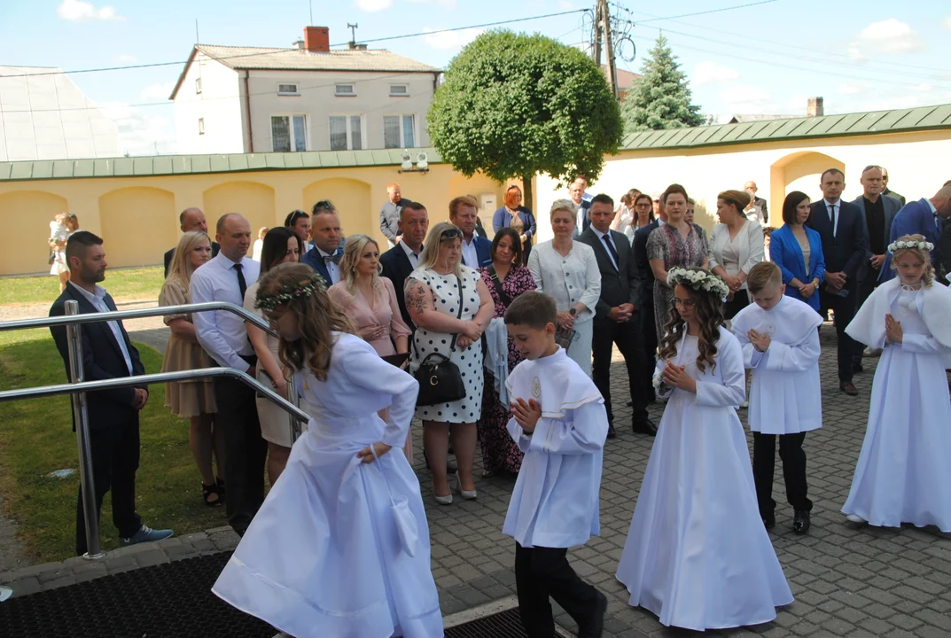 Uczniowie z klas III A i III C z SP nr 2 w Opolu Lubelskim przystąpili do I Komunii Świętej 3 czerwca o godz. 10