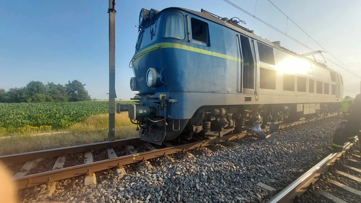 Wjechał pod lokomotywę, bo oślepiło go słońce.