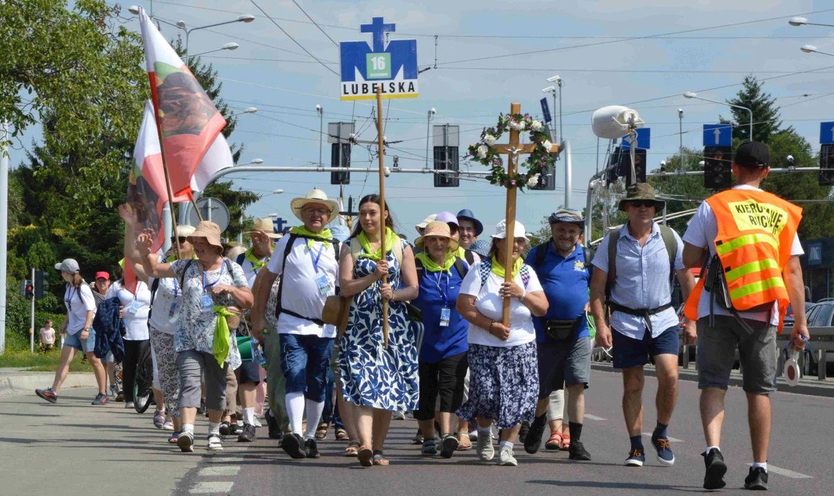 Idą pątnicy z powiatu lubartowskiego. 48. Lubelska Piesza Pielgrzymka na Jasną Górę [ZDJĘCIA] - Zdjęcie główne
