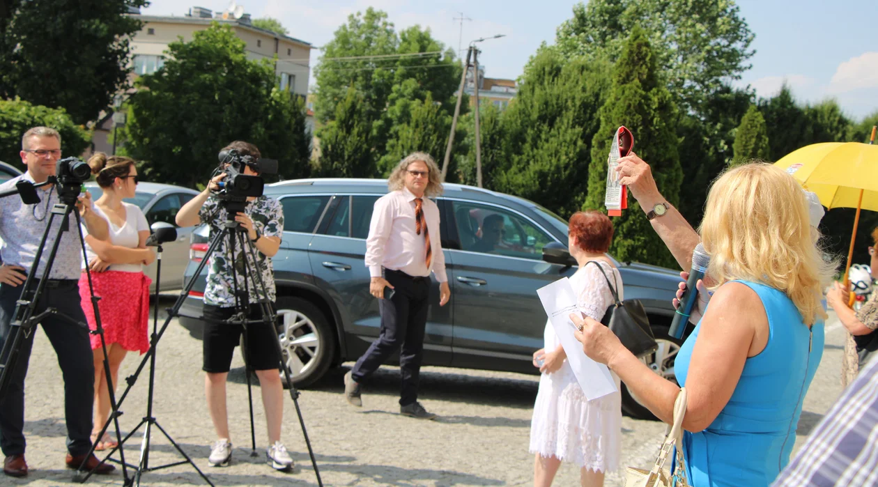 Starosta Tomasz Marzęda i protest pod starostwem w Lubartowie