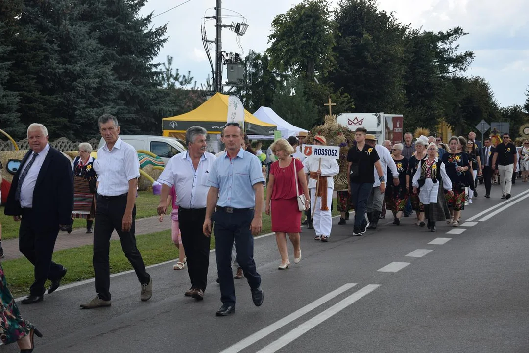 Dożynki Powiatowe w Drelowie 2023. Korowód i prezentacja wieńców