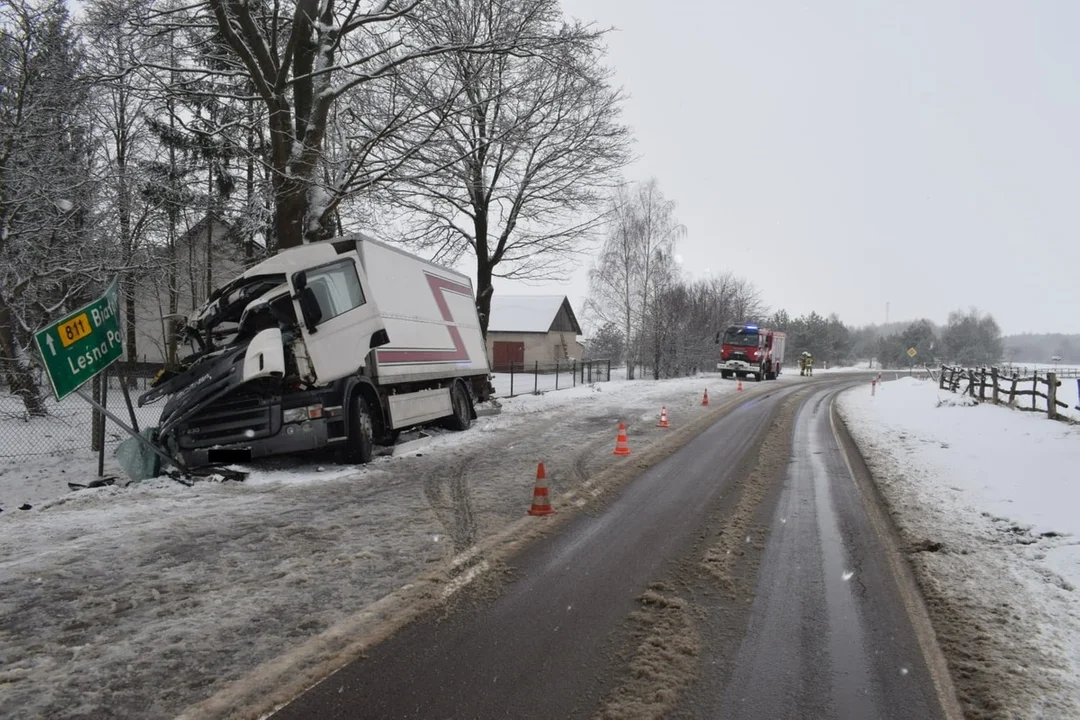 Powiat bialski: Ciężarówka zjechała do rowu i uderzyła w drzewo. Jedna osoba ranna