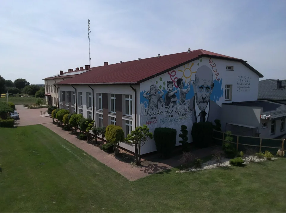 Mural na budynku Szkoły Podstawowej im. Janusza Korczaka w Sarnowie