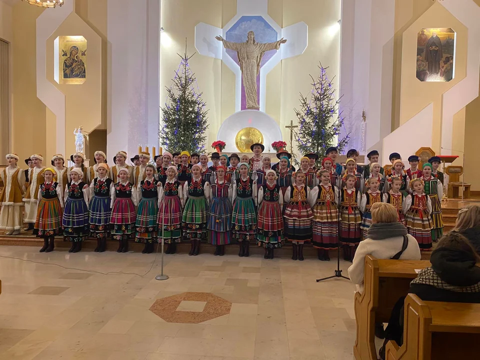 ŁUKÓW „Łukowiacy” kolędowali w parafiach. Wspaniałe koncerty i oprawa mszy św.