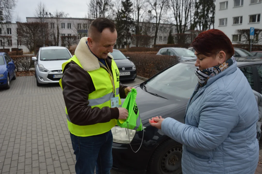 Akcja rozdawania odblasków w Puławach