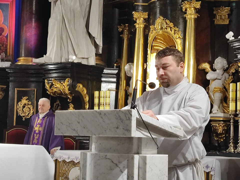 Biskup Grzegorz Suchodolski odwiedził Parafię Podwyższenia Krzyża Św. Ingres Biskupa z plebanii do kościoła i msza święta