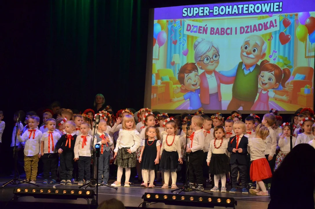Dzień Babci i Dziadka pełen wzruszeń. Przedszkolaki z PM nr 1 w Radzyniu zachwyciły seniorów [ZOBACZ ZDJĘCIA] - Zdjęcie główne