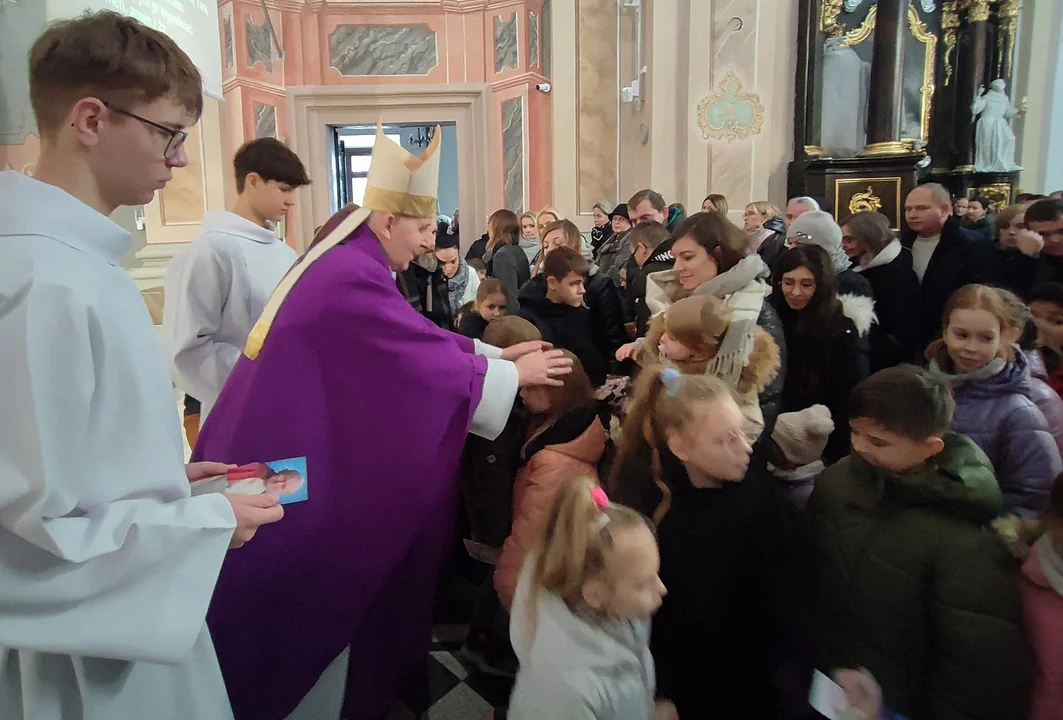Dzieci z rodzicami modliły się podczas mszy św. z udziałem Bpa Grzegorza Suchodolskiego. Błogosławieństwo przez nałożenie rąk