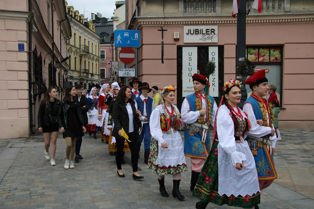 Obchody 3 maja w Lublinie. Mieszkańcy zatańczyli wspólnie Poloneza