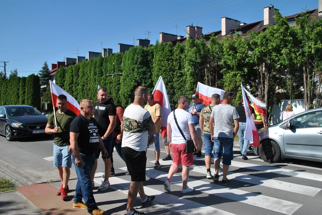 Opole Lubelskie: Rolnicy wyszli na ulicę protestować przeciwko niskim cenom skupu truskawek (ZDJĘCIA) - Zdjęcie główne