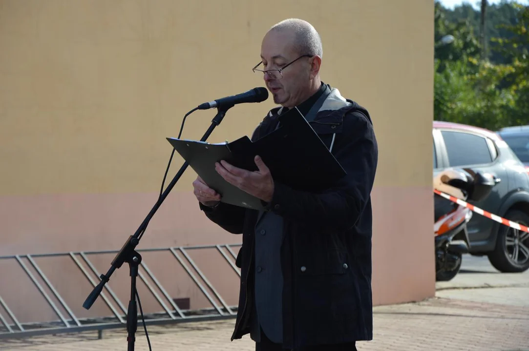 Uroczystość odłonięcta tabicy pamiątkowej poświęconej chodelskim Żydom zamrodowanym podczas akcji „Reinhardt”