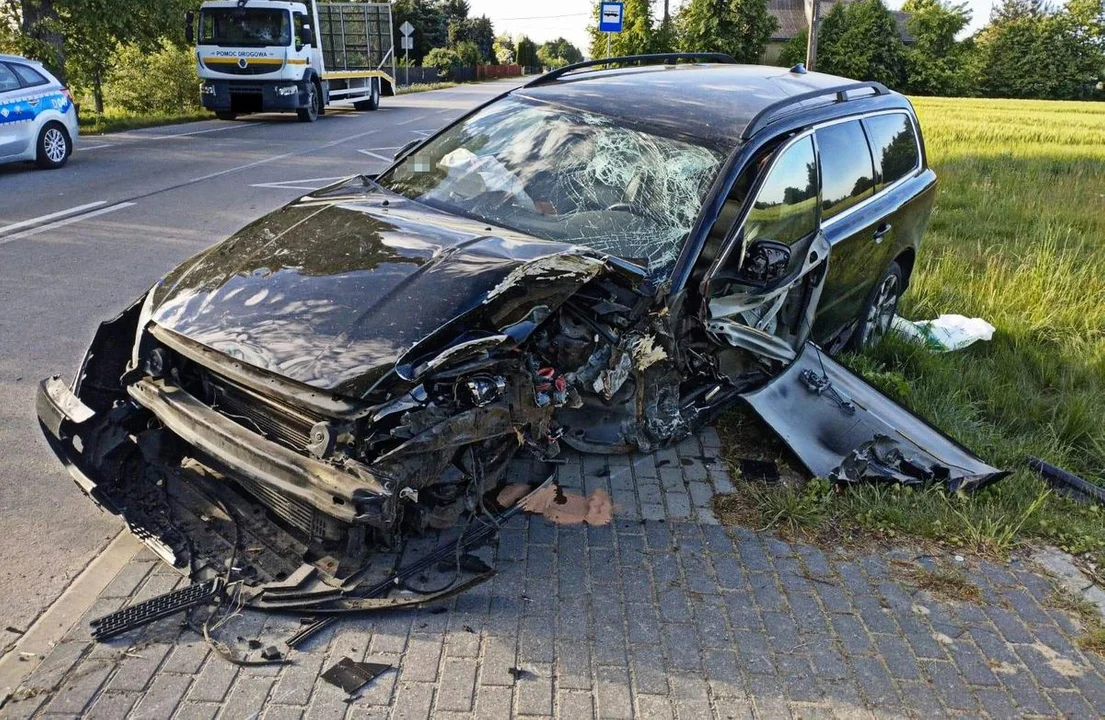 Powiat radzyński: Samochód roztrzaskał się na drzewie. Dwie osoby w szpitalu - Zdjęcie główne