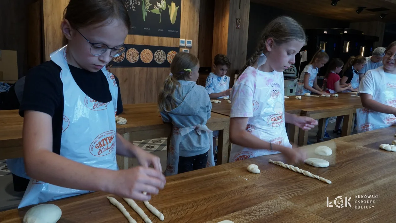 Wakacje z ŁOK. Dzieci piekły własne bułki, chałki oraz pizzę