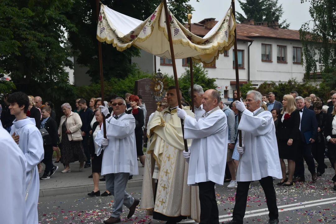 Boże Ciało w parafiach pw. św. Mikołaja oraz pw. św. Józefa [ZDJĘCIA] - Zdjęcie główne