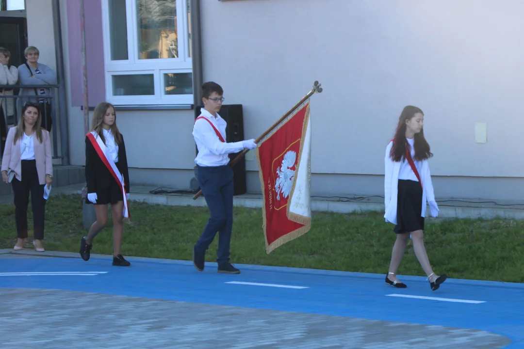 Rozpoczęcie roku szkolnego w SP 1 w Lubartowie. Uroczystość dla klas IV - VIII (zdjęcia) - Zdjęcie główne