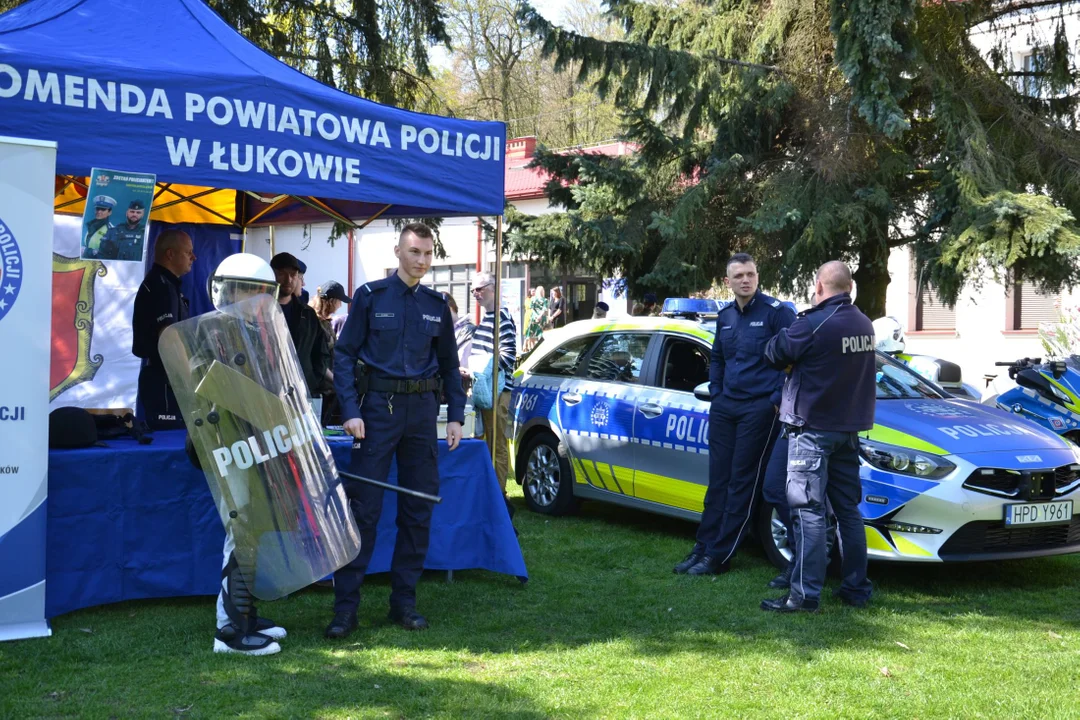 Dzień otwarty w Zespole Szkół w Radoryżu Smolanym (ZDJĘCIA) Goście mogli poćwiczyć strzelanie i musztrę