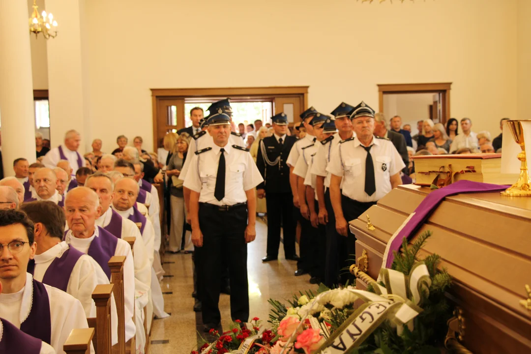 Pogrzeb Ks. Zbigniew Hackiewicz. Proboszcza parafii w Jedlance pożegnała setka duchownych