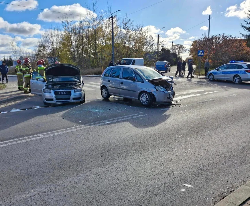 Kolizja dwóch aut w Adamowie. Jedna z kierujących trafiła do szpitala na obserwację - Zdjęcie główne