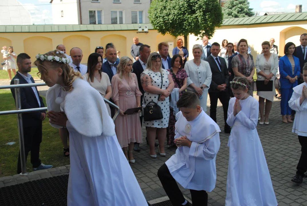 Uczniowie z klas III A i III C z SP nr 2 w Opolu Lubelskim przystąpili do I Komunii Świętej 3 czerwca o godz. 10