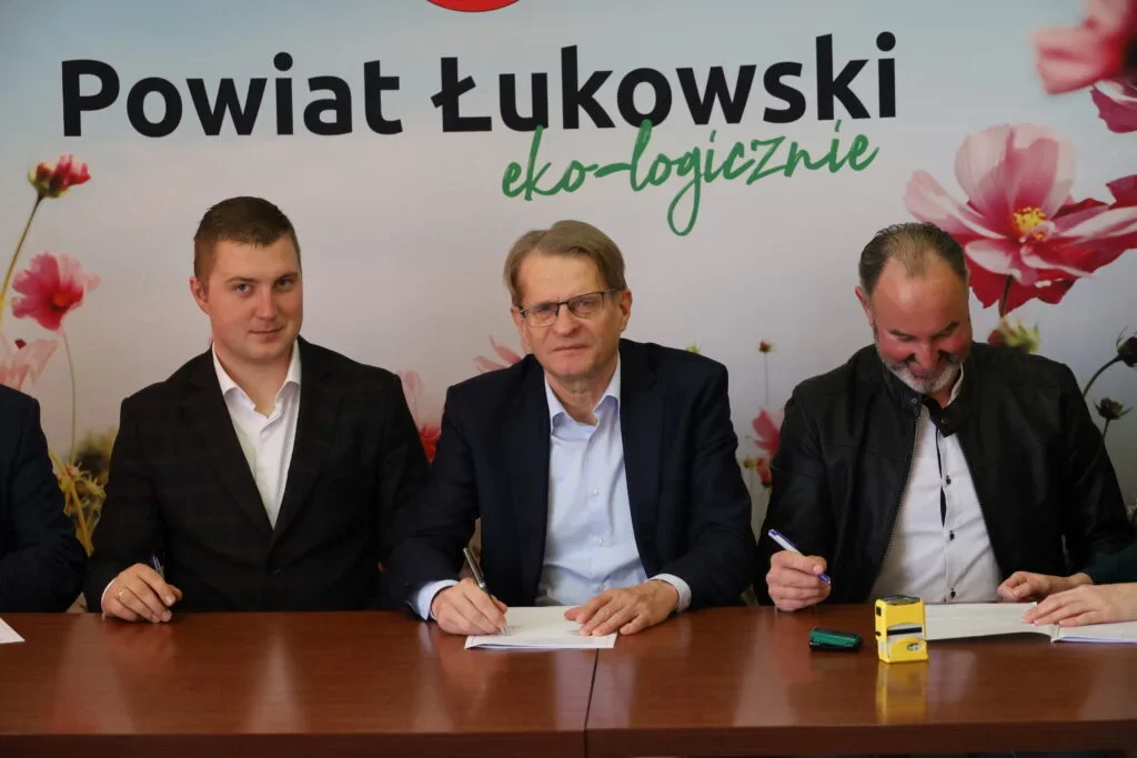 Podpisanie umów na budowę chodników w powiecie łukowskim