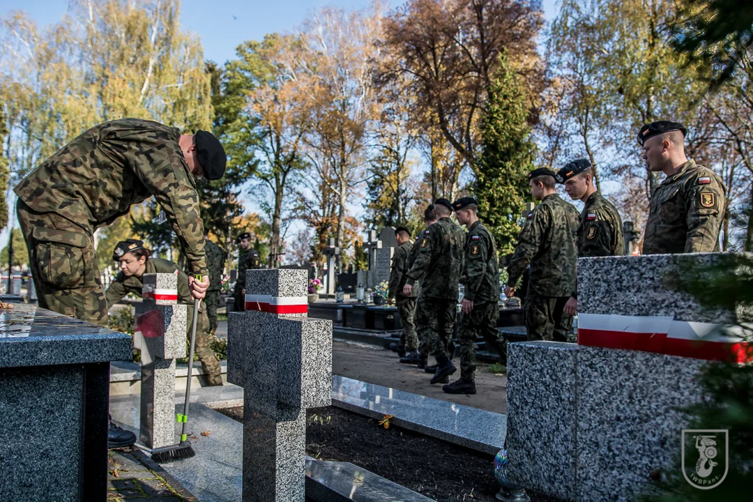 Żołnierze 1. Warszawskiej Brygady Pancernej uprzątnęli groby poległych bohaterów