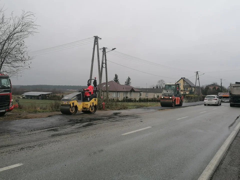 Przy drodze wojewódzkiej 824 w miejscowości Elżbieta trwa budowa chodnika