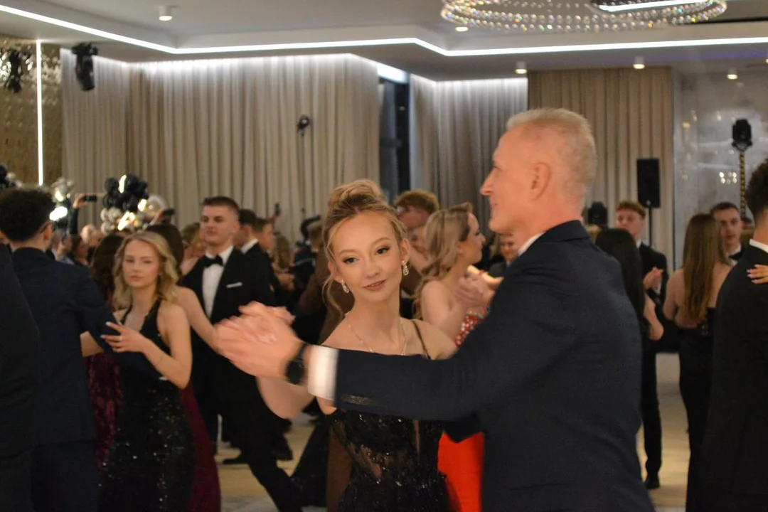 Tak wyglądał polonez i studniówkowa ścianka Budowlanki! [NOWE ZDJĘCIA] - Zdjęcie główne