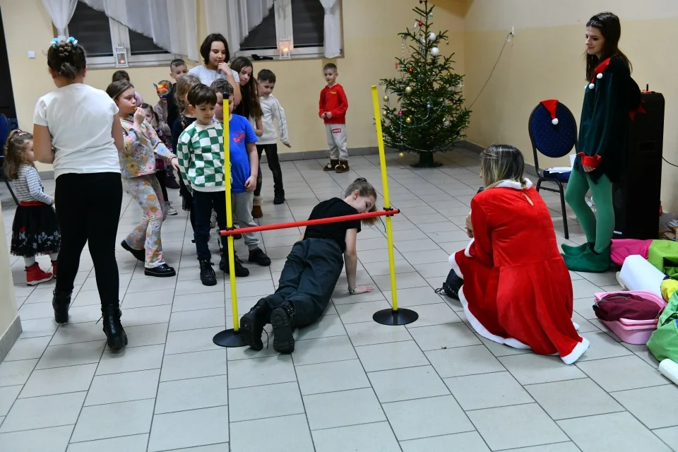 Zabawa choinkowa w Jeziorach (zdjęcia).