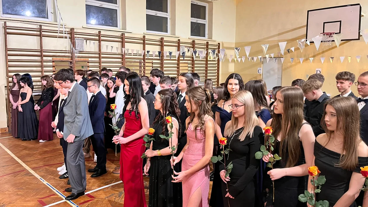 Bal ósmoklasisty w Jedynce. Jak jest? (foto) - Zdjęcie główne