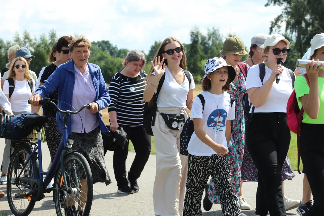 Pielgrzymi z Międzyrzeca już na trasie. Kilkanaście osób wyruszyło po raz pierwszy (ZDJĘCIA) - Zdjęcie główne