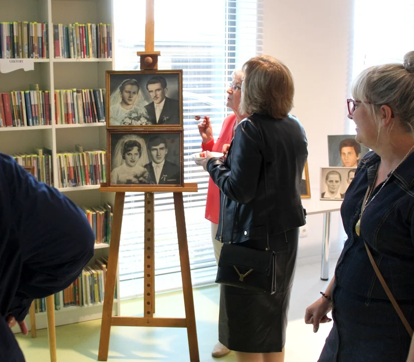 „DOSTOJNE PORTRETY”, czyli tzw. monidła zagościły na wystawie w Gminnej Bibliotece Publicznej w Adamowie (zdjęcia)Obejrzyj do końca maja - Zdjęcie główne