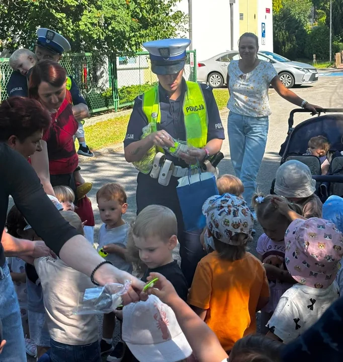 Policjanci uczyli najmłodszych, jak bezpiecznie poruszać się po drodze (foto) - Zdjęcie główne