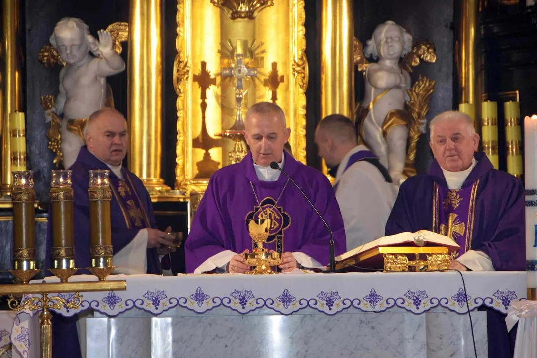 Biskup Grzegorz Suchodolski odwiedził Parafię Podwyższenia Krzyża Św. Ingres Biskupa z plebanii do kościoła i msza święta