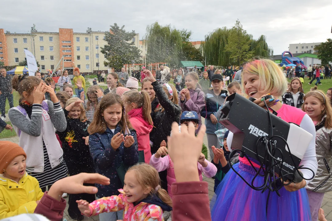 Były dmuchańce, kino pod chmurką, a nawet spadł śnieg. Festyn na pożegnanie lata w Łęcznej (ZDJĘCIA) - Zdjęcie główne