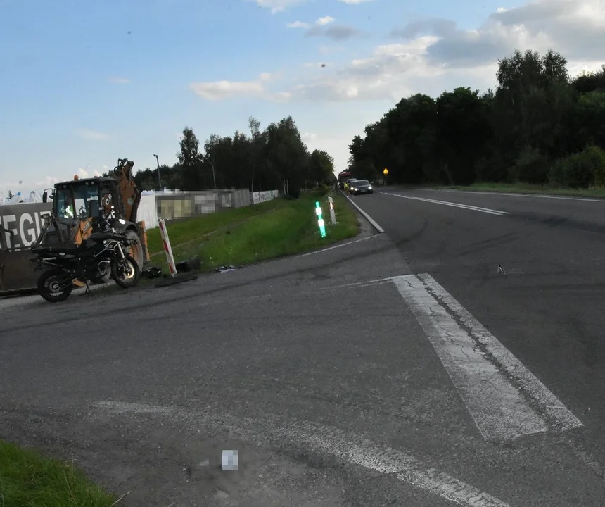 Gm. Międzyrzec Podlaski: Motocykl BMW wjechał koparkę. Jedna osoba w szpitalu