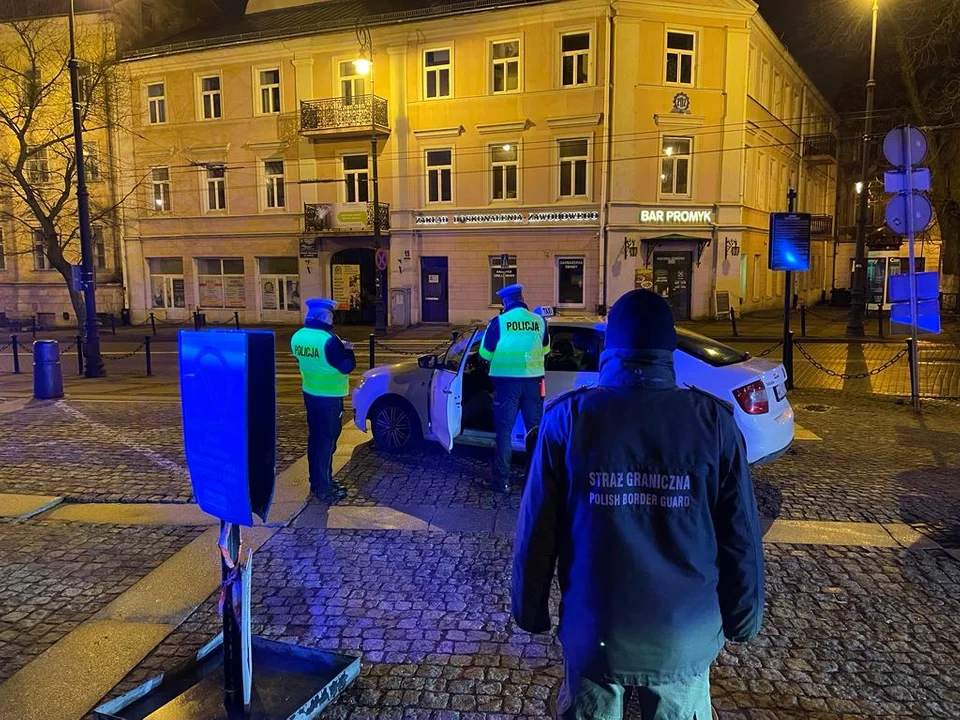 Lublin: Kierowca nielegalnie przebywający w Polsce, drugi bez prawa jazdy. Policja skontrolowała przewozy osób "na Aplikację"