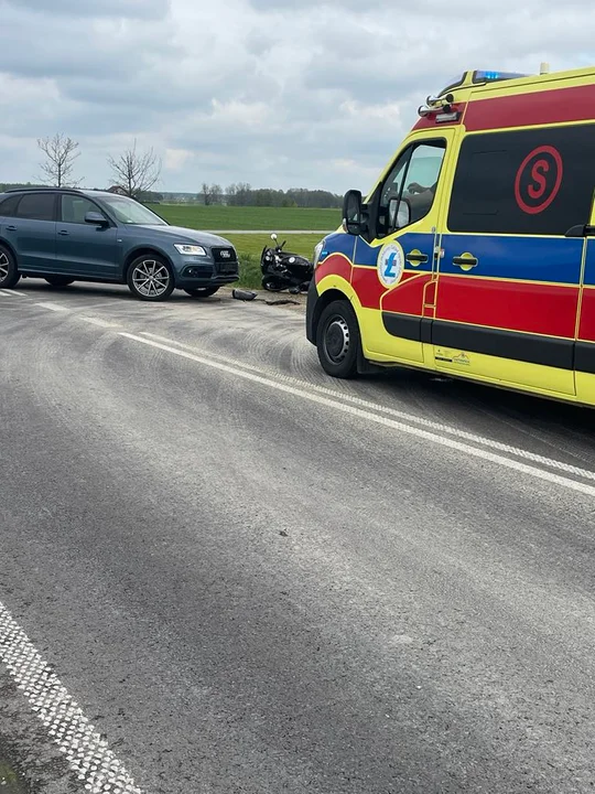 Wypadek na drodze wojewódzkiej w okolicy Bystrzycy. Ranny motocyklista trafił do szpitala - Zdjęcie główne