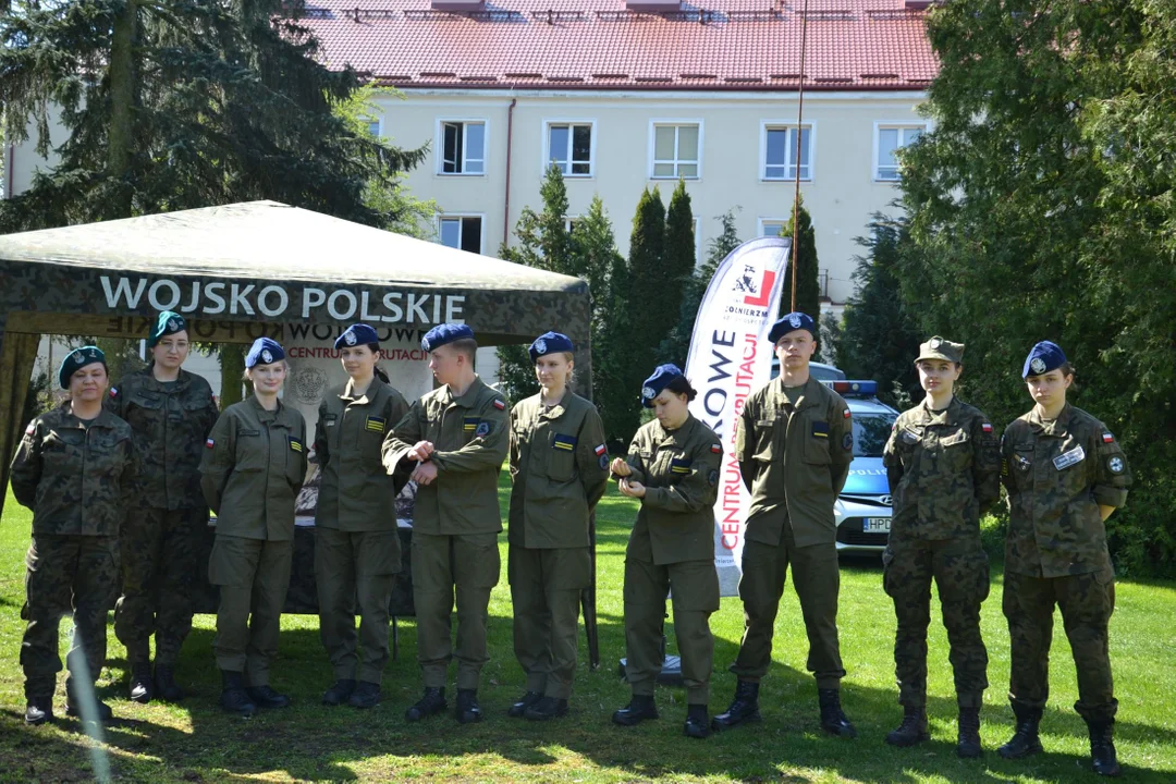 Dzień otwarty w Zespole Szkół w Radoryżu Smolanym (ZDJĘCIA) Goście mogli poćwiczyć strzelanie i musztrę