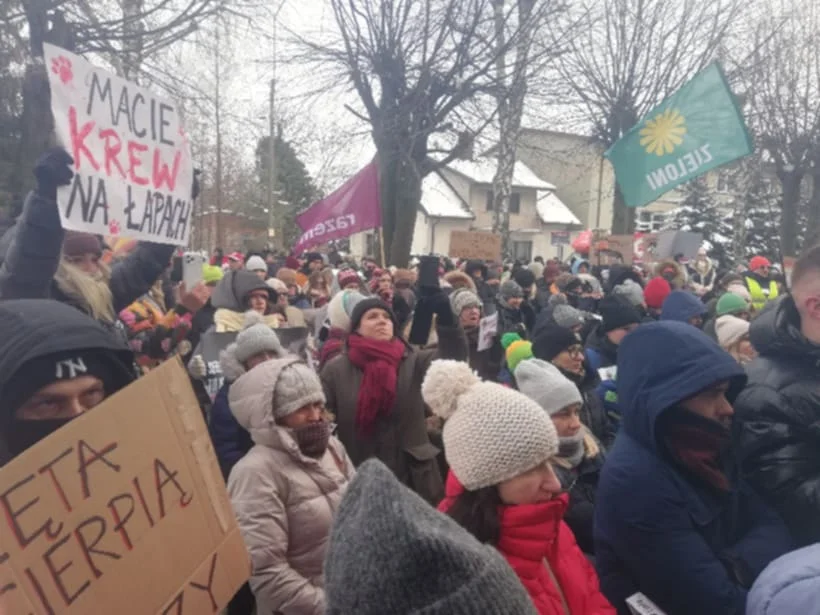 Wiele emocji na proteście w Sobolewie. Wielu mieszkańców Sobolewa wyraża wsparcie dla wójta i właściciela schroniska (zdjęcia) - Zdjęcie główne