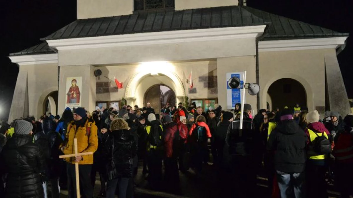 Ekstremalna Droga Krzyżowa w Biłgoraju.  Tak rozpoczęła się noc pełna wyzwań i duchowej refleksji (foto) - Zdjęcie główne