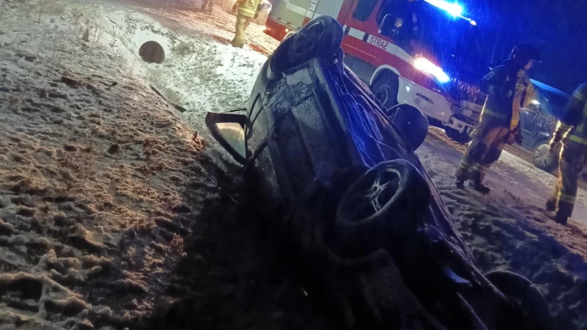 Bus w rowie, osobówka na dachu. Zima daje się we znaki kierowcom na Ziemi Biłgorajskiej - Zdjęcie główne