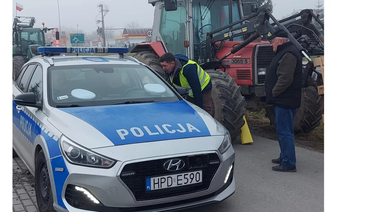 W Tarnogrodzie protestują rolnicy. Na miejscu policja (foto) - Zdjęcie główne