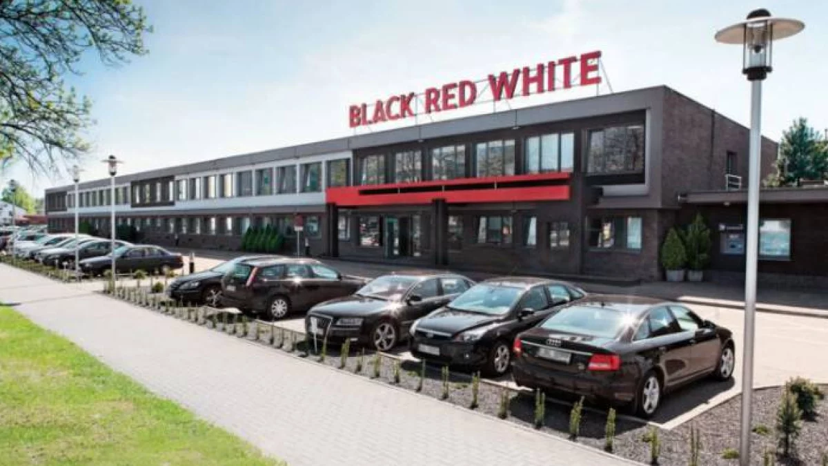 Black Red White planuje grupowe zwolnienia. Nawet 200 osób na bruk - Zdjęcie główne