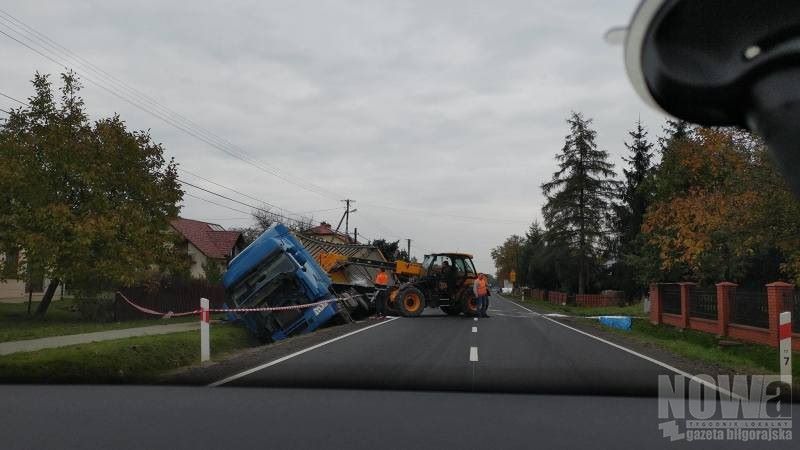 Przewoził cukier, wjechał do rowu - Zdjęcie główne