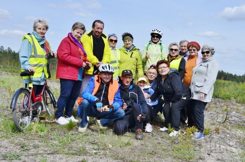 Seniorzy na rowerach - Zdjęcie główne