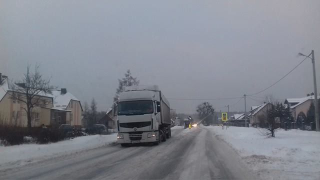 Zima w natarciu - tiry zablokowały pas drogi - Zdjęcie główne